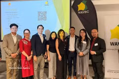 La consule générale Nguyen Thanh Ha (deuxième à droite) avec des représentants d'entreprises participant au forum. Photo : VNA.