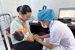 En janvier, les prix du groupe des médicaments et des services médicaux ont enregistré une hausse de 9,47 % par rapport au mois précédent, entraînant une augmentation de 0,51 point de pourcentage. Photo : VietnamPlus