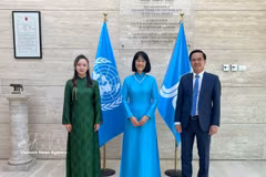 L’ambassadrice du Vietnam en Italie, Nguyên Phuong Anh (au centre), a officiellement présenté ses lettres de créance au président du Fonds international de développement agricole (FIDA), assumant désormais ses fonctions de représentante permanente du Vietnam auprès de cette organisation internationale. Photo : VNA
