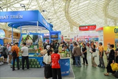 Les stands présentant les produits typiques des localités sont les lieux qui attirent le plus de visiteurs et de touristes. Photo : Khanh Hoa/VNA