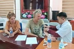 Examen de la santé pour M. Christiaan. Photo : journal Lao Cai