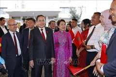 Le président de l'AN du Vietnam Trân Thanh Mân et son épouse sont arrivés à l'aéroport de Salé Rabat. Photo: VNA