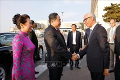 Le président de l'AN du Vietnam Trân Thanh Mân et son épouse sont arrivés à l'aéroport de Salé Rabat. Photo: VNA