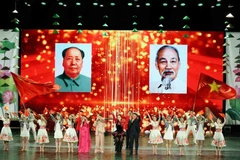 Un spectacle célèbre l'amitié et le bon voisinage entre le Vietnam et la Chine. Photo : VNA