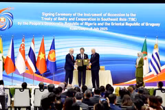 Les ministres des Affaires étrangères de l'ASEAN assistent à la cérémonie de signature de l'adhésion de l'Uruguay et de l'Algérie au Traité d'amitié et de coopération en Asie du Sud-Est (TAC), portant le nombre total de signataires à 57. Photo: VNA