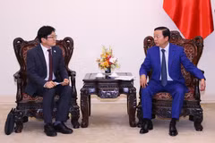 Le vice-Premier ministre Trân Hông Hà (droite) rencontre Kim Deawon, vice-président exécutif de Samsung E&A, filiale du groupe Samsung de la République de Corée. Photo: VNA
