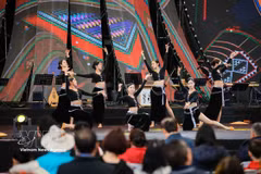 Le 10 février, lors de la Foire de Printemps 2026 au VEC, un spectacle de danse présenté par des artistes de l'Opéra et du Ballet National du Vietnam a attiré un large public. Photo : VNA