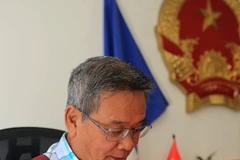Le consul honoraire Dinh Ngoc Riem en fonction au consulat du Vietnam à Nouméa. Photo : VNA