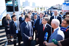 Le Premier ministre Le Minh Hung assiste à une présentation de l'exposition. Photo : VNA