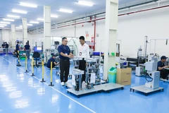 Ligne d'assemblage robotisée de transfert de plaquettes dans l'industrie des semi-conducteurs chez TAZMO Vietnam (Parc industriel de Long Hau, province de Tay Ninh). Photo: VNA