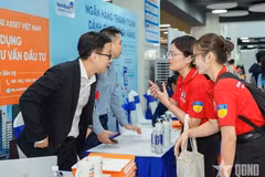 Des étudiants explorent les offres d'emploi et de stage sur les stands de recrutement. Photo : qdnd.vn
