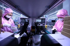 Chaîne d’inspection avant conditionnement des produits à la société Toyo Solar (100 % de capitaux japonais), spécialisée dans la fabrication de panneaux solaires au sein du parc industriel de Câm Khê, province de Phu Tho. Photo: VNA