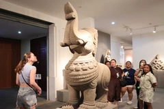 Des visiteurs découvrent les artefacts exposés au musée. Photo: Kha Pham – VNA