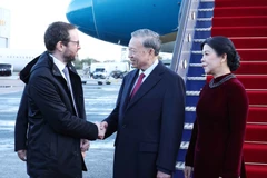 À 7h05, le 28 octobre (heure locale), le secrétaire général du Parti Tô Lâm et son épouse Ngô Phuong Ly, accompagnés d'une délégation vietnamienne de haut niveau, sont arrivés à l'aéroport London Stansted. Photo: VNA
