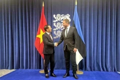 Le vice-Premier ministre et ministre des Affaires étrangères, Bui Thanh Son (gauche) et le ministre estonien des Affaires étrangères, Margus Tsahkna.