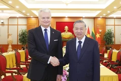 Le secrétaire général du Parti Tô Lâm (droite) reçoit le président lituanien Gitanas Nausėda. Photo: VNA