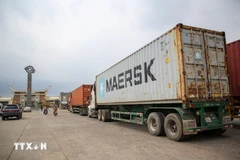 Activités d'import-export au poste-frontière international de Môc Bai, province de Tây Ninh. Photo : VNA