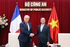 Le vice-ministre vietnamien de la Sécurité publique, Pham Thê Tung (à droite) et le ministre auprès du ministre d'État, ministre de l'Intérieur, François-Noël Buffet. Photo : VNA
