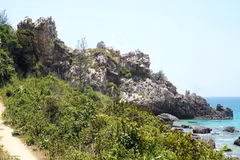 Le cap de Vi Rong conserve encore sa beauté sauvage et mystérieuse. Photo : Le Phuoc Ngoc - VNA