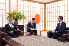 L'ambassadeur Dô Hùng Viêt, chef de la Mission permanente du Vietnam auprès des Nations unies rencontre le ministre japonais des Affaires étrangères Iwaya Takeshi. 