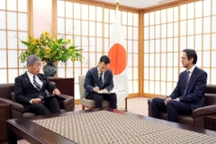 L'ambassadeur Dô Hùng Viêt, chef de la Mission permanente du Vietnam auprès des Nations unies rencontre le ministre japonais des Affaires étrangères Iwaya Takeshi. 