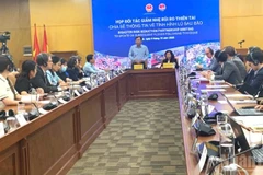 Le vice-ministre de l'Agriculture et de l'Environnement, Nguyên Hoàng Hiêp, rencontre les partenaires pour partager des informations sur les inondations post-tempête. Photo : nhandan.vn