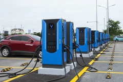 Bornes de recharge pour véhicules électriques au parking Minh Khai, rue Câu Diên, à Hanoï. Photo : nhandan.vn