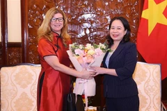 La vice-présidente Vo Thi Anh Xuan (droite) et Silvia Danailov, représentante du Fonds des Nations Unies pour l'enfance (UNICEF) au Vietnam. Photo : VNA 