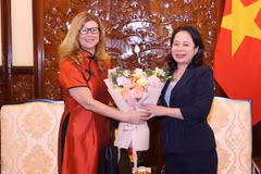 La vice-présidente Vo Thi Anh Xuan (droite) et Silvia Danailov, représentante du Fonds des Nations Unies pour l'enfance (UNICEF) au Vietnam. Photo : VNA 