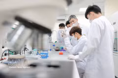 Des professeurs de l'Académie vietnamienne d'agriculture encadrent directement les étudiants dans l'apprentissage des techniques analytiques en laboratoire. Photo : VNA.