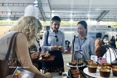 Dégustation de plats préparés sur place lors du programme « À la découverte de l’agriculture américaine », organisé le 19 juillet 2025 par le Département de l’Agriculture des États-Unis et le Consulat général des États-Unis à Ho Chi Minh-Ville. Photo : VNA