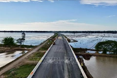Le tronçon d'autoroute Châu Dôc - Cân Tho - Soc Trang traversant la province d'An Giang prend progressivement forme, ouvrant de nouvelles perspectives de développement pour cette province. Photo: VNA