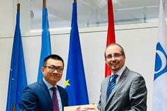 L'ambassadeur du Vietnam en Autriche, Vu Lê Thai Hoàng (gauche) remet un souvenir au Dr Arnold Kammel, vice-ministre permanent de la Défense d'Autriche. Photo: VNA