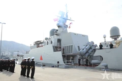 Des officiers et des marins de la base navale de Kure participent à la cérémonie de dire au revoir au navire 015-Tran Hung Dao. Photo : https://www.qdnd.vn/