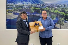 L’ambassadeur Nguyen Van Hai (à gauche) et le Dr Ruben Zardoya, recteur de l’Université Emiliano Zapata. Photo : VNA