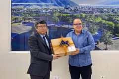 L’ambassadeur Nguyen Van Hai (à gauche) et le Dr Ruben Zardoya, recteur de l’Université Emiliano Zapata. Photo : VNA
