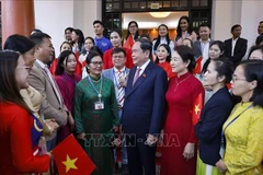 Le président de l'Assemblée nationale (AN) vietnamienne Trân Thanh Mân et son épouse rencontrent des représentants de la communauté vietnamienne résidant en Malaisie. Photo : VNA