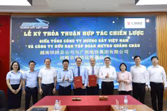 Lors de la cérémonie de signature d'un accord de coopération entre VNR et Guangzhou Metro. Photo : https://hanoimoi.vn/