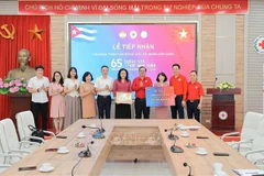 La directrice générale adjointe de la VNA, Nguyên Thi Su et une délégation de fonctionnaires de la VNA présentent à la Croix-Rouge vietnamienne leur soutien au peuple cubain. Photo : VNA