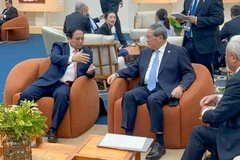 Le Premier ministre vietnamien Pham Minh Chinh (gauche) et son homologue chinois Li Qiang. 