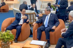 Le Premier ministre vietnamien Pham Minh Chinh (gauche) et son homologue chinois Li Qiang. 