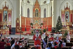 Ambiance de Noël à l'intérieur de la cathédrale de Hai Phong. Photo : VNA