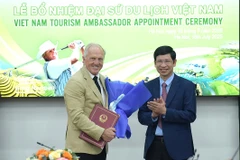 Le vice-ministre de la Culture, des Sports et du Tourisme, Hô An Phong, remet la décision de reconduire Greg Norman, en tant qu'ambassadeur du tourisme du Vietnam pour la période 2025-2030. Photo: TITC