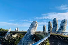 Situé au complexe Sun World Ba Na Hills de Da Nang, le pont d'Or est devenu une attraction symbolique du Vietnam. Photo: VNA