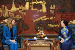 La vice-Première ministre Pham Thi Thanh Tra (à droite) reçoit Silvia Danailov, représentante du Fonds des Nations Unies pour l'enfance (UNICEF) au Vietnam. Photo : VNA
