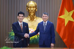 Le Premier ministre Le Minh Hung (droite) et l’ambassadeur nord-coréen Ri Sung Guk. Photo: VNA