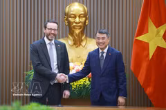Le Premier ministre Le Minh Hung (droite) reçoit l’ambassadeur britannique au Vietnam Iain Frew. Photo: VNA