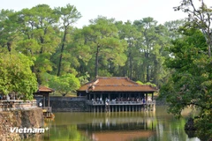 La préservation des valeurs écologiques a permis à Huê, ancienne capitale impériale, de préserver son identité culturelle tout en continuant d'attirer des visiteurs internationaux. Photo : VietnamPlus