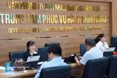 Des citoyens accomplissent des démarches administratives au Centre de services administratifs publics de la province de Khanh Hoa. Photo : VNA.