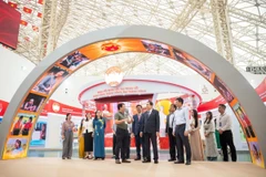 Le président de l'Assemblée nationale (AN) Trân Thanh Mân inspecte les préparatifs de l'exposition "Histoire et mission de l'AN du Vietnam", organisée au Centre national des expositions à Dông Anh, à Hanoï. Photo : VNA